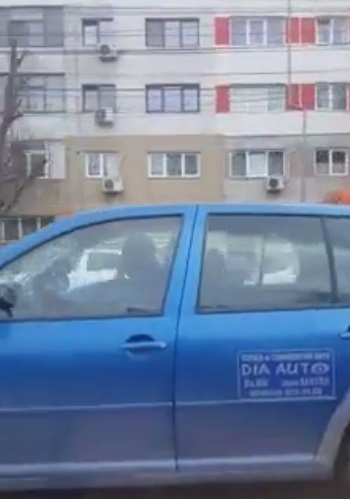 Constanţa: Bărbat filmat în timp ce conduce o maşină de şcoală de şoferi din partea dreaptă, iar pe scaunul şoferului nu se afla nimeni. VIDEO


