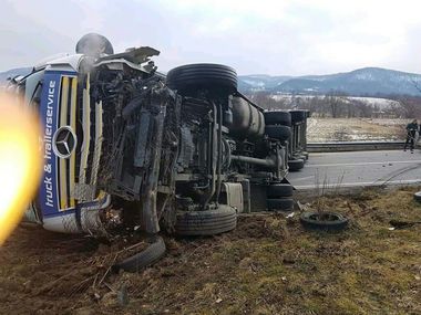 Doi morţi şi doi răniţi după ce două autoturisme si un TIR s-au ciocnit pe DN 1, între Huedin şi Oradea