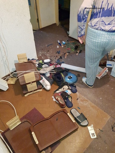 Galaţi: Un tânăr care a distrus apartamentul bunicii pentru că nu-şi găsea produsele etnobotanice, cercetat penal. VIDEO