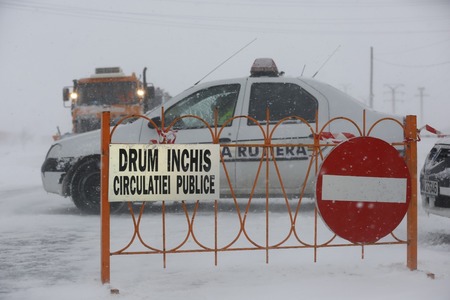 Din cauza viscolului, circulaţia rutieră a fost închisă pe alte patru dumuri naţionale 