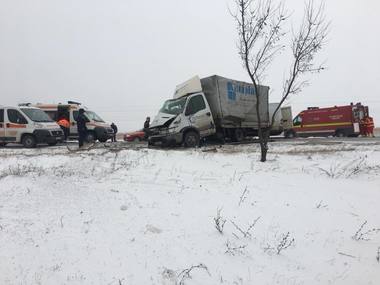 Galaţi: Cinci persoane, rănite într-un accident rutier; martorii povestesc că şoseaua este alunecoasă