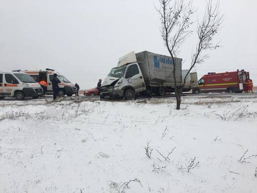 Galaţi: Cinci persoane, rănite într-un accident rutier; martorii povestesc că şoseaua este alunecoasă