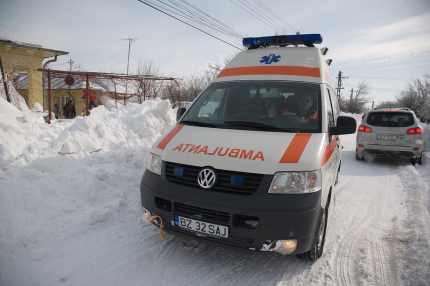 O ambulanţă care transporta doi copii de la Tulcea la Constanţa a rămas înzăpezită

