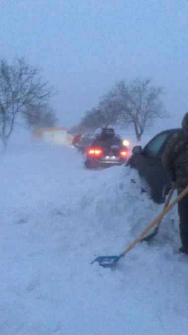 Cel puţin zece maşini înzăpezite pe un drum judeţean din Vrancea