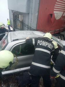 O femeie decedată şi trei răniţi, printre care un copil, în urma unui accident pe DN6, în Caraş- Severin; traficul în zonă este blocat - FOTO