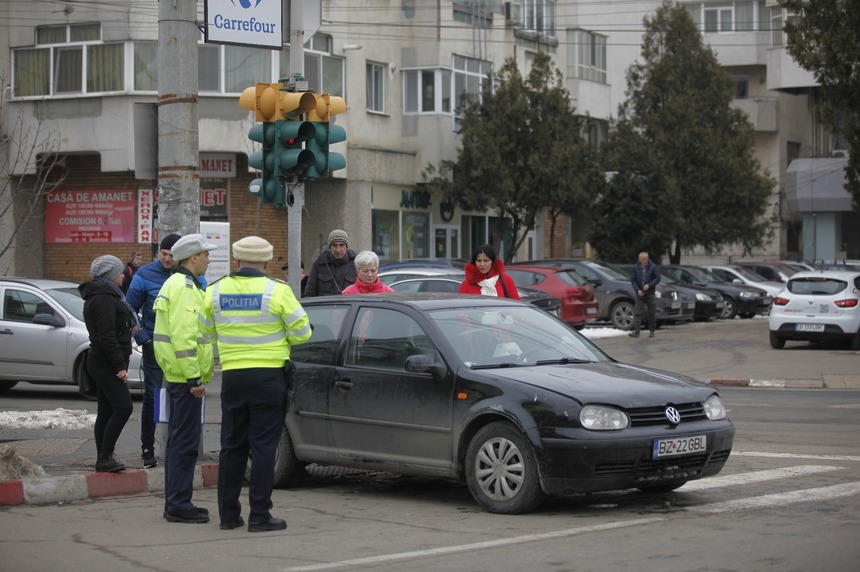 Buzău: Două femei, rănite pe un scuar când aşteptau culoarea verde a semaforului 