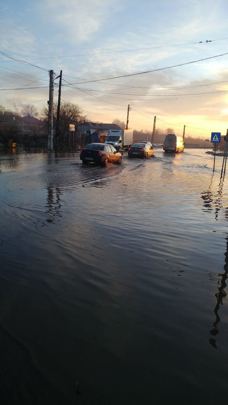 Zeci de gospodării, dar şi drumuri din Teleorman, inundate în urma precipitaţiilor şi a topirii zăpezii