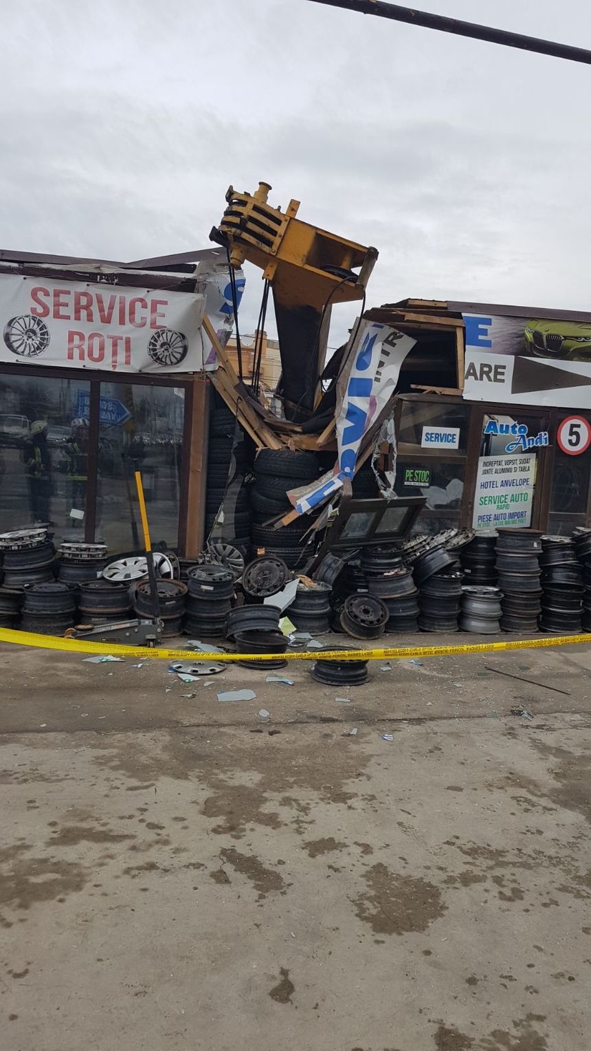 Barbat rănit după ce o macara a căzut peste un service auto, lângă Timişoara. FOTO