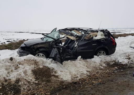 Olt: Un bărbat a murit, iar alte două persoane au fost rănite, într-un accident în care au fost implicate un camion şi un autoturism. VIDEO