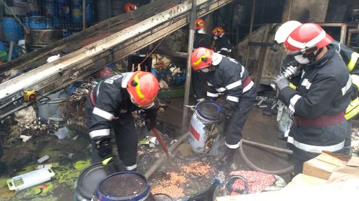 Incendiu la o hală de lângă groapa de gunoi Rudeni, judeţul Ilfov; în interior sunt substanţe inflamabile