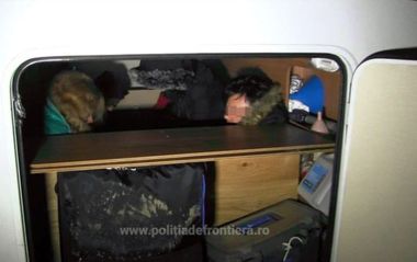 Timiş: Şase iranieni, prinşi când încercau să treacă ilegal frontiera spre Ungaria, ascunşi într-o ruolă