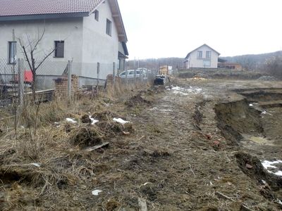 Alunecare de teren pe 250 de metri pătraţi, la ieşirea din municipiul Bistriţa; mai multe echipaje intervin în zonă