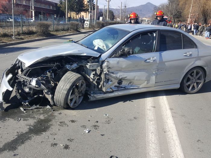 Şapte persoane, printre care şi un copil de cinci ani, rănite într-un accident rutier în Petroşani