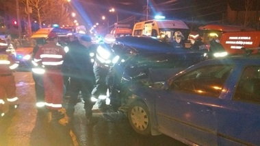 Accident grav în Capitală: trei autoturisme implicate, patru persoane au fost încarcerate, din care trei nu sunt conştiente