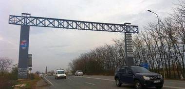 Timişoara: Pompierii intervin pentru îndepărtarea unor elemente metalice de pe poarta de intrare în oraş, similară celei care a căzut şi a ucis un tânăr în timpul unei furtuni
