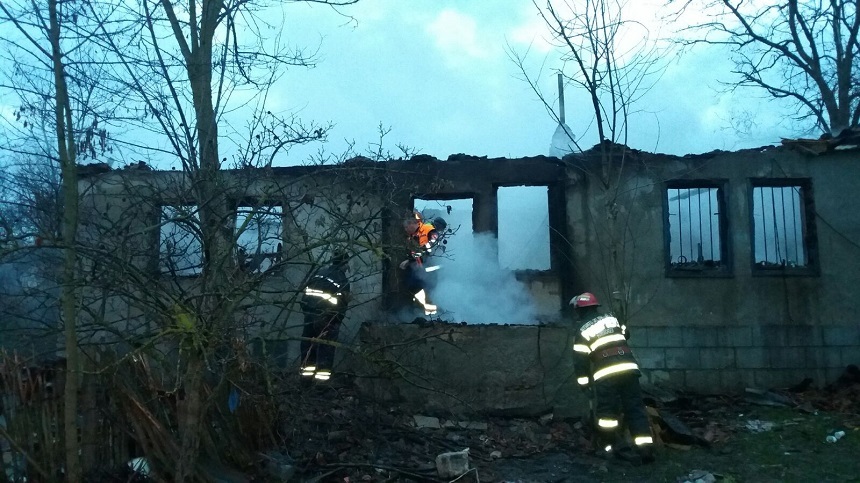 Constanţa: Un bărbat a murit în urma unui incendiu, fiind găsit carbonizat de către pompieri

