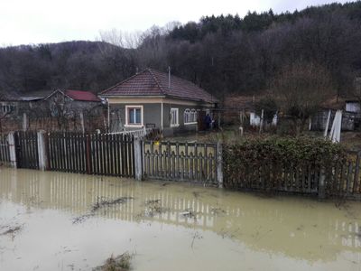 Cod roşu de inundaţii pentru două bazine hidrografice din Harghita şi Braşov