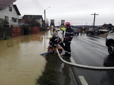 UPDATE - O nouă avertizare cod roşu de inundaţii pentru Braşov, Covasna şi Buzău. Traficul rutier, închis din cauza inundaţiilor pe DN 10, în Covasna, şi pe DN 13C, în Mureş. MAI: Sunt afectate de inundaţii 71 de localităţi din 15 judeţe