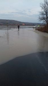 Traficul rutier este blocat pe DN13C, în Mureş, din cauza inundaţiilor