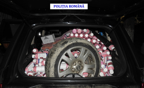 Caraş-Severin: Peste 600 de recipiente cu substanţe periculoase, găsite ascunse într-un autoturism
