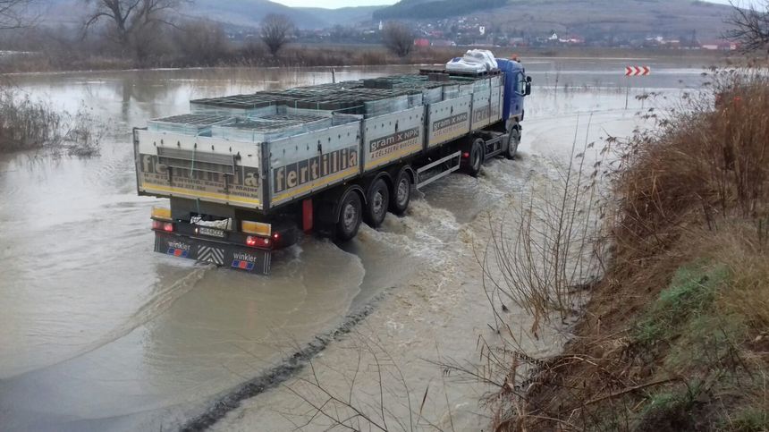 UPDATE Risc de rupere a digului de protecţie care preia unda de viitură produsă pe Olt, în Baraolt: 300 de persoane evacuate preventiv