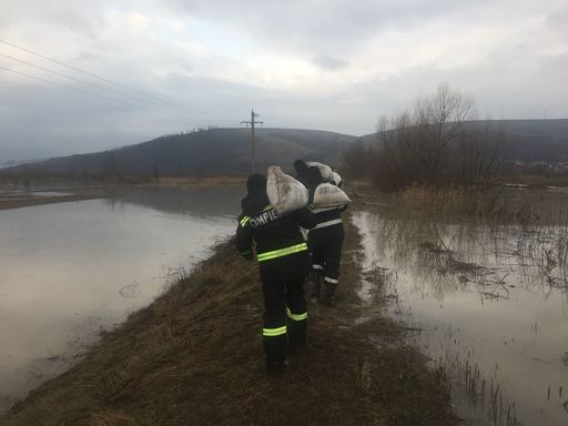 Raed Arafat: În zona Baraolt există în continuare riscul de rupere a digului. Oamenii refuză să plece din case, nu înţeleg că se pot transforma în victime