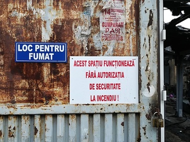 O piaţă agroalimentară din Arad a fost distrusă de un incendiu puternic, cu degajări masive de fum în oraş. Piaţa nu avea autorizaţie de la ISU, iar administratorul afişase un anunţ la intrare - FOTO/VIDEO


