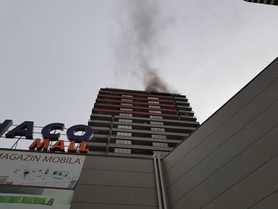 UPDATE - Incendiu puternic, cu degajări mari de fum, la etajul 19 al unui bloc turn din cartierul Berceni din Capitală. VIDEO