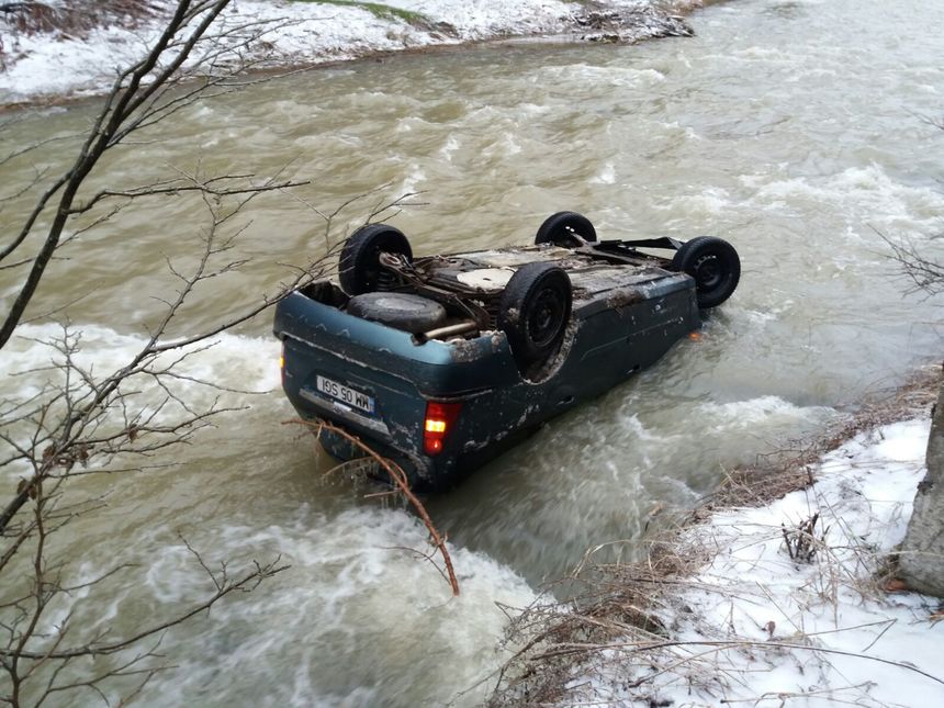 Bistriţa-Năsăud: Două persoane, la spital după ce maşina în care se aflau s-a răsturnat în râul Sălăuţa. FOTO