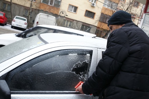 Circulaţia tramvaielor 41 este blocată în Capitală, după ce un tramvai s-a defectat din cauza ploii îngheţate; RATB a introdus autobuze pentru preluarea călătorilor