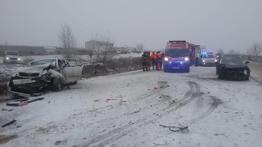 Cinci persoane, între care un copil de trei ani, rănite într-un accident produs pe DN 2, în Vrancea