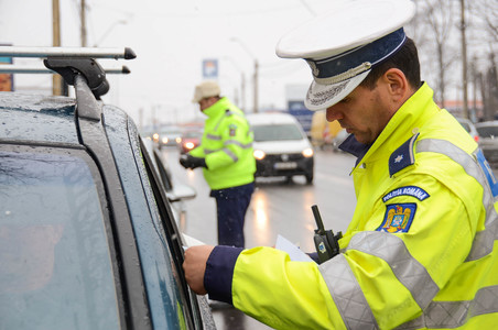 Aproape 46.000 de sancţiuni contravenţionale, aplicate de Poliţia Rutieră într-o săptămână 