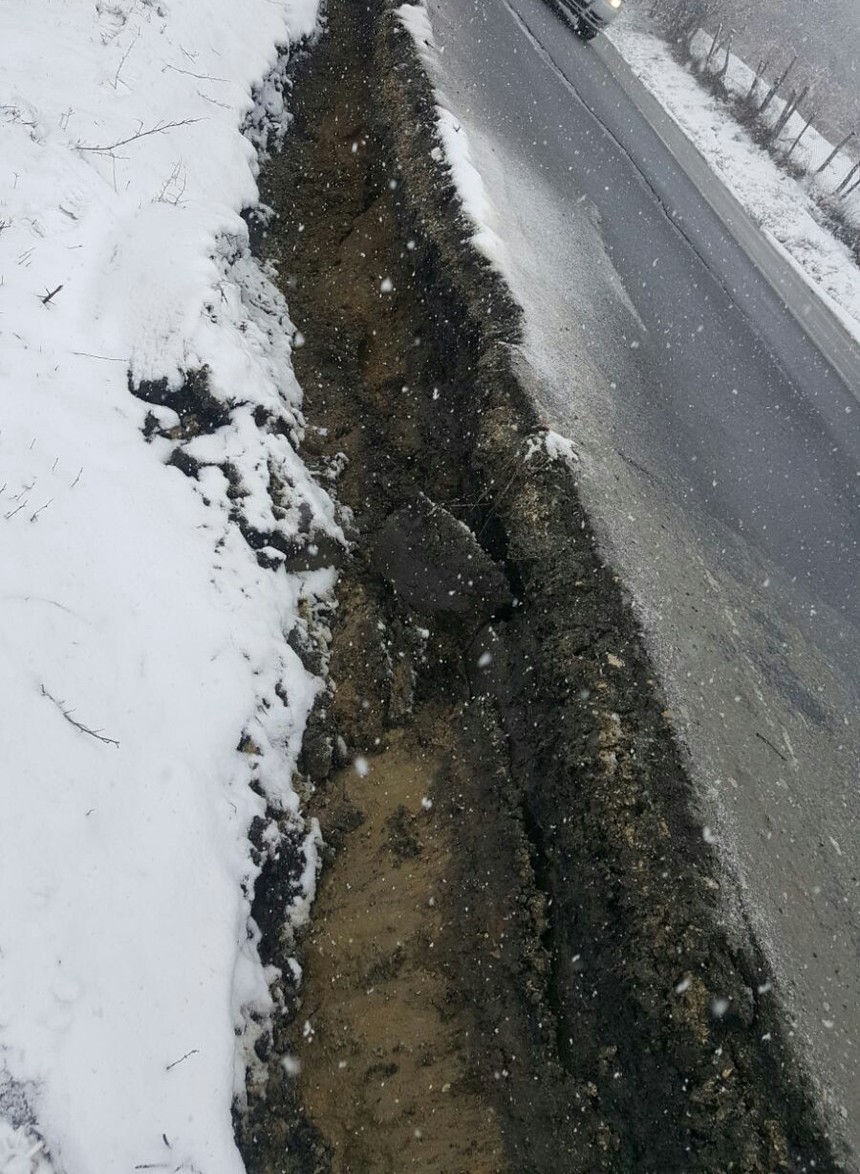 Alunecare de teren pe DN 67, în judeţul Vâlcea; traficul în zonă este restricţionat