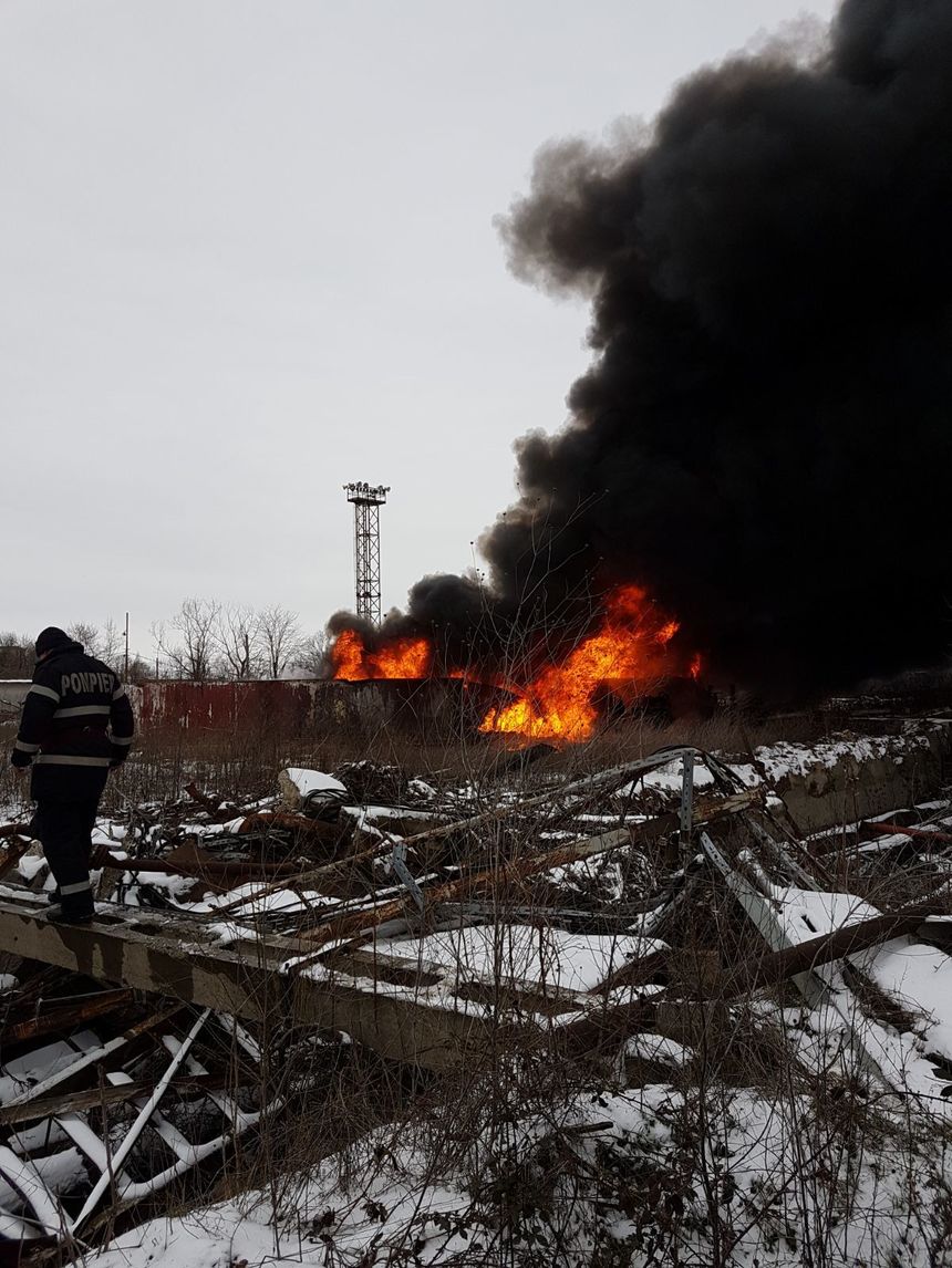 Incendiu pe platforma fostei rafinării Astra din Ploieşti. VIDEO