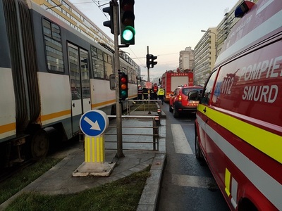 Accident rutier pe Şoseaua Colentina, după ce un autoturism a derapat şi a intrat în gardul dintre sensuri; două persoane au fost rănite, iar circulaţia tramvaielor este blocată