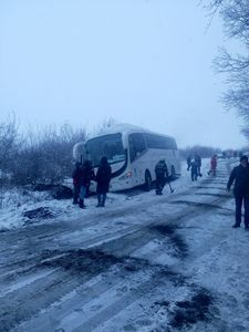 Mureş: Intervenţie pentru recuperarea a aproape 37 de persoane, între care 31 de copii, după ce un autocar a derapat din cauza zăpezii 