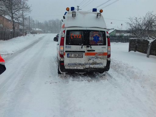 Olt: Intervenţie a pompierilor după ce o ambulanţă a rămas blocată în zăpadă şi nu a mai putut ajunge la un copil de un an. VIDEO