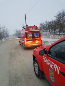 Un echipaj medical a mers pe jos aproape un kilometru până la o femeie de 85 de ani din Bragadiru, judeţul Ilfov, după ce ambulanţa a rămas înzăpezită
