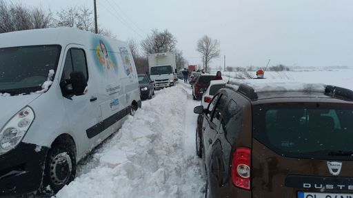 MAI: Intervenţii în cazul a peste 150 de persoane care au rămas înzăpezite. FOTO/VIDEO