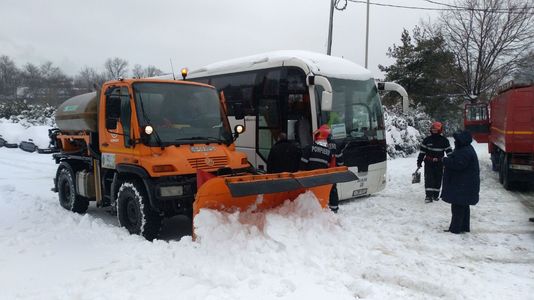 Vrancea: Autobuz cu 25 de persoane, blocat din cauza zăpezii pe DN 11A