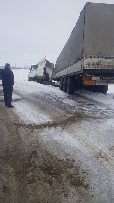 Neamţ: Un TIR încărcat cu 23 de tone de bere a derapat şi a ajuns într-un şanţ - FOTO

