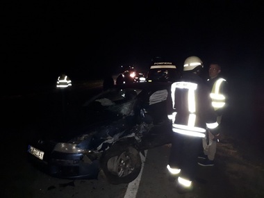 Timiş: Zece persoane, între care trei copii, transportate la spital în urma unui accident rutier în care au fost implicate trei maşini - FOTO
