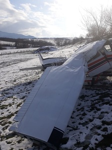 Un avion de mici dimensiuni a ratat decolarea de pe aeroportul Măgura din Cisnădie - FOTO