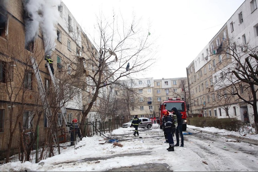 UPDATE - Explozie într-un bloc din Buzău; un bărbat a suferit arsuri, zeci de persoane au fost evacuate. Apartamentul în care s-a produs explozia şi alte cinci au fost distruse. Geamurile blocurilor din apropiere s-au spart - FOTO