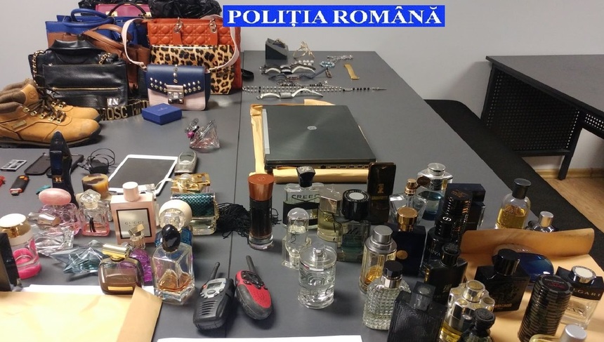 Şase persoane din Vrancea, reţinute după ce ar fi furat din locuinţe bijuterii, telefoane mobile, ceasuri şi haine, dar şi 500 de litri de combustibil dintr-un autotren