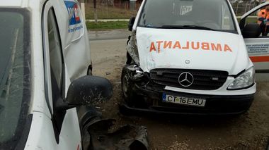 Constanţa: Asistentă medicală rănită după ce ambulanţa în care era a fost implicată într-un accident. VIDEO