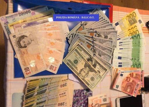 Percheziţii în Bihor, pentru destructurarea unei reţele de traficanţi de droguri iniţiate de un jandarm