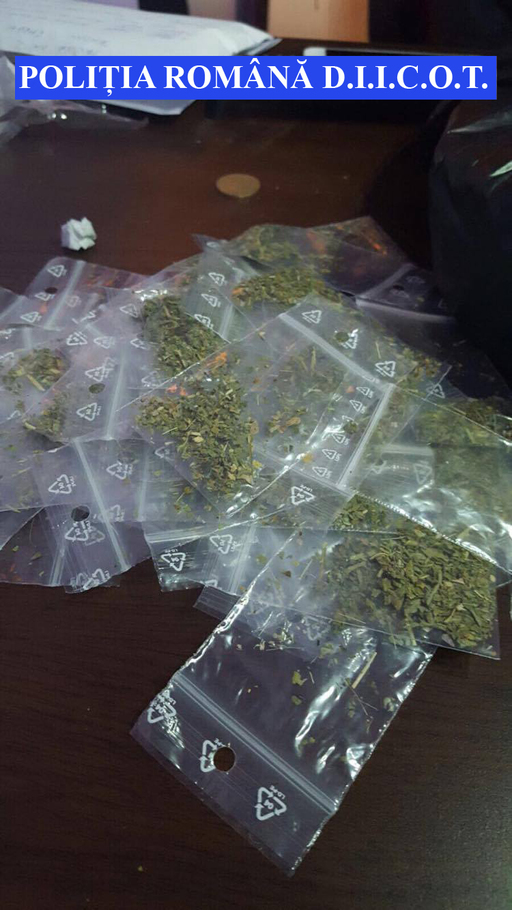 Un tânăr suprins când încerca să vândă droguri într-o parcare din Focşani a fost reţinut