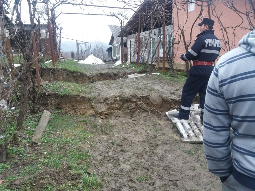 Dâmboviţa:  Opt gospodării afectate de alunecări de teren, şase familii fiind evacuate - FOTO


