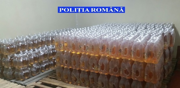 Zeci de percheziţii în Vrancea, Vaslui şi Prahova la producători de alcool; poliţiştii au găsit peste 690.000 de litri de vin posibil contrafăcut. FOTO